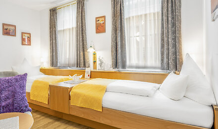 Zweibettzimmer im Hotel Rösslwirt Lam Zweibettzimmer im Hotel Rösslwirt Lam